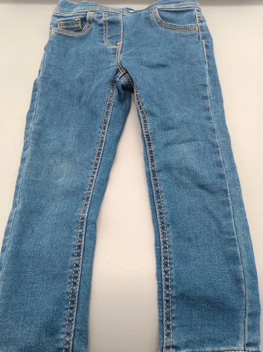 Rückseite einer hellblauen Kinderjeans mit Gesäßtaschen, Größe 98