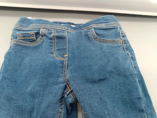 Vorderseite einer hellblauen Kinderjeans mit Taschen, Größe 98