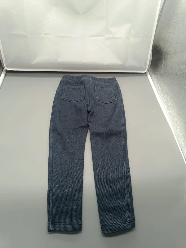 Rückseite der gefütterten Kinderhose mit zwei Gesäßtaschen