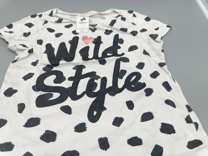 Detail des Wild Style Aufdrucks und rosa Herzens auf dem Palomino T-Shirt