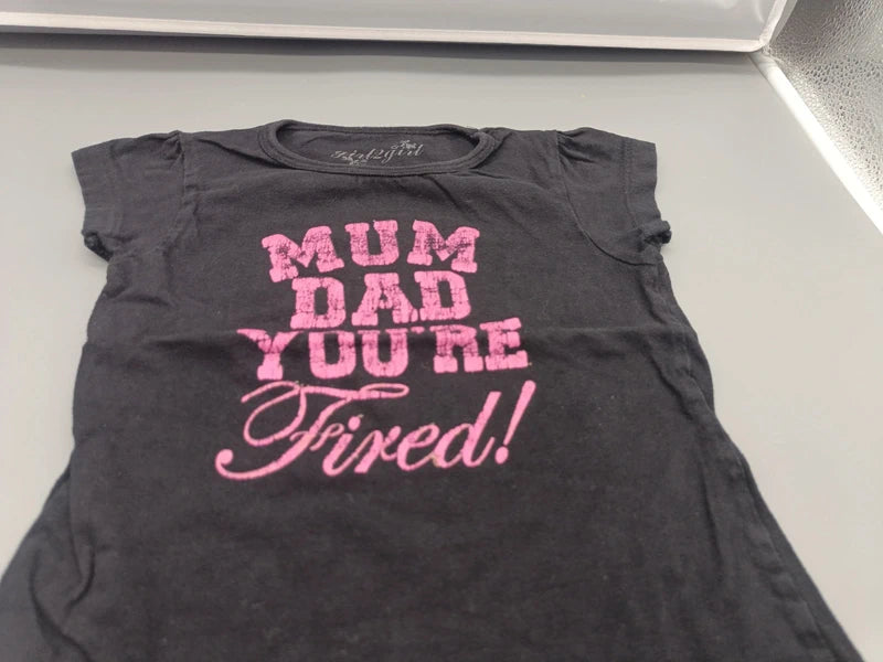 Detail des rosa Mum Dad You're Fired Schriftzugs auf dem Girl2Girl Shirt