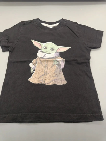 Schwarzes Star Wars T-Shirt mit Grogu Größe 98/104, Vorderseite