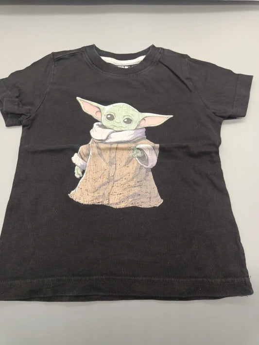 Schwarzes Star Wars T-Shirt mit Grogu Größe 98/104, Vorderseite