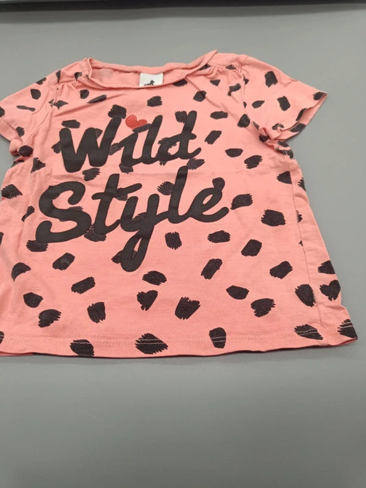 Roséfarbenes T-Shirt mit Wild-Style-Schriftzug und schwarzem Muster in Größe 104, Vorderseite
