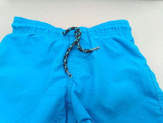 Detail des elastischen Bundes und gemusterten Kordelzugs