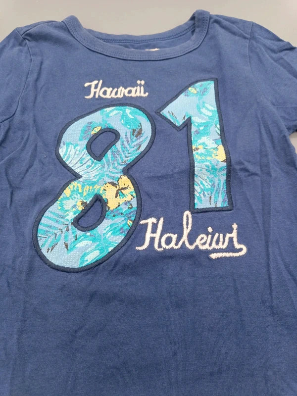 Detail des türkisfarbenen 81-Motivs und Hawaii Haleiwa Schriftzugs