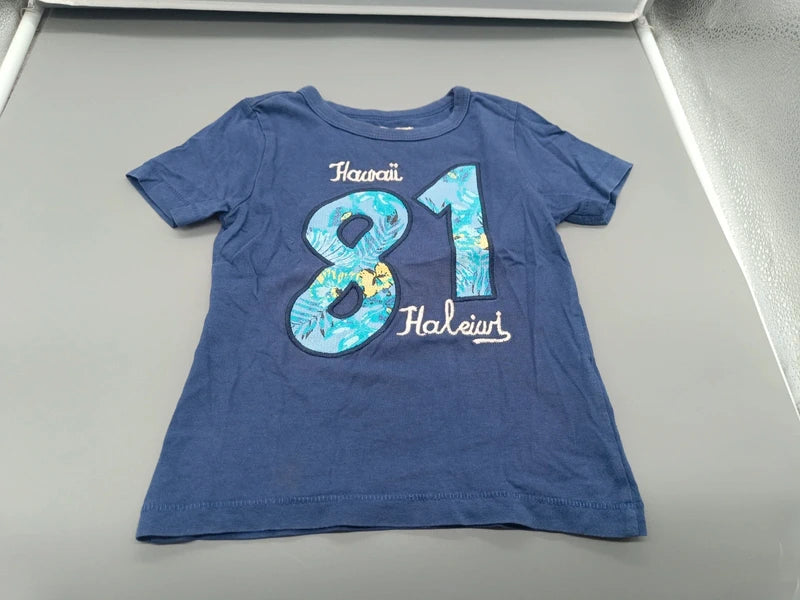 Gesamtansicht des blauen H&M Kurzarmshirts mit 81 Aufdruck