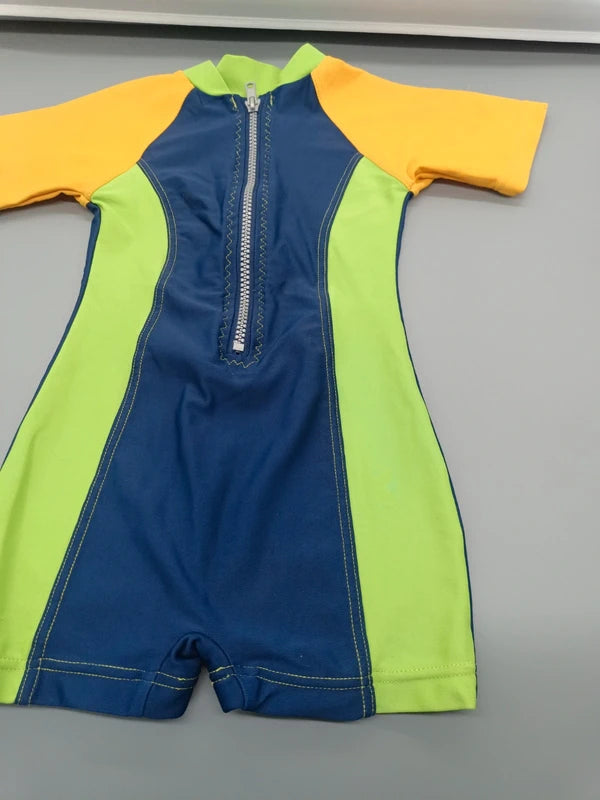 Kinder-Badeanzug Größe 92/98, blau mit gelben Ärmeln und grünen Seitenpartien, Vorderseite