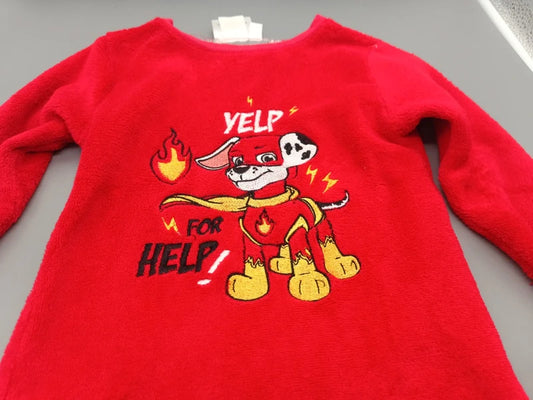 Detailaufnahme des Chase-Motivs mit Feuerwehr-Details auf dem roten Paw-Patrol-Fleece-Shirt