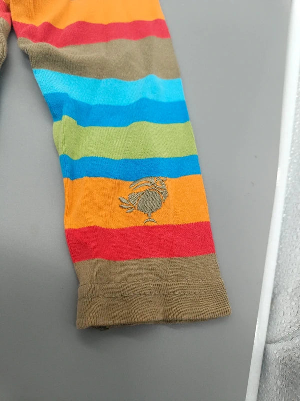 Detail des kleinen gestickten Tiermotivs am Ärmel
