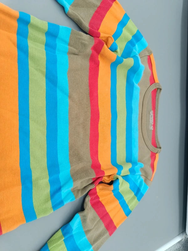 Detail der bunten Streifen am Jako-o Sweatshirt