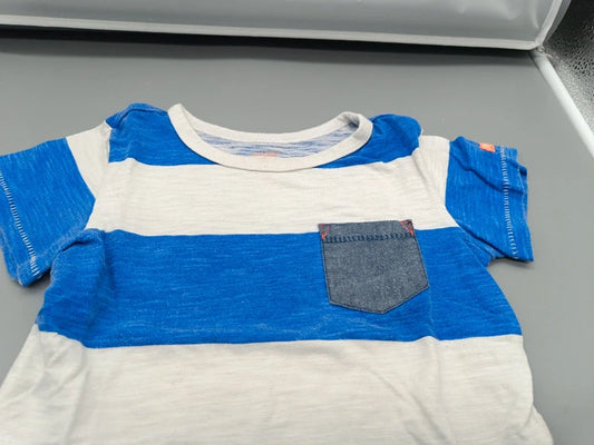 Nahaufnahme der grauen Brusttasche am blau-weißen Kinder-T-Shirt