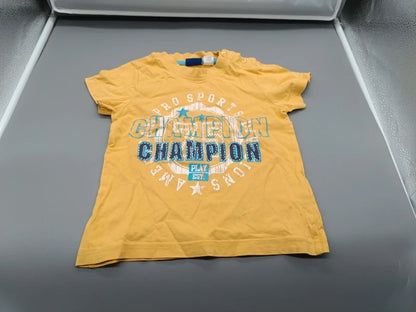 Gesamtansicht des gelben Lupilu T-Shirts mit sportlichem Aufdruck