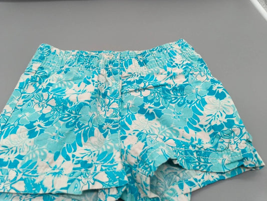 Detailansicht des türkis-weißen Blumen- und Blättermusters auf der Kinder-Shorts