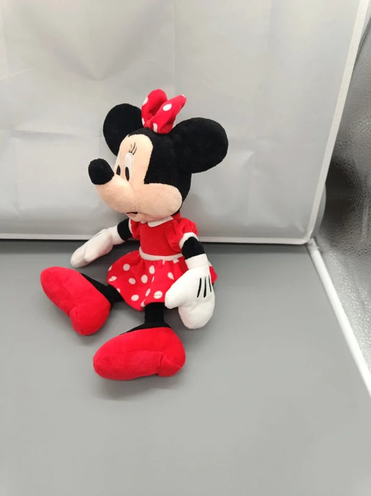 Seitliche Ansicht des roten Minnie-Mouse-Plüschtiers mit gepunktetem Kleid und Schleife