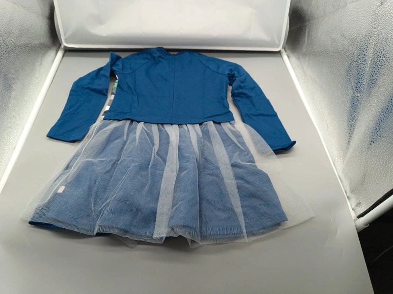 Rückseite des MMDADAK Kinderkleids mit blauem Oberteil und Tüllrock