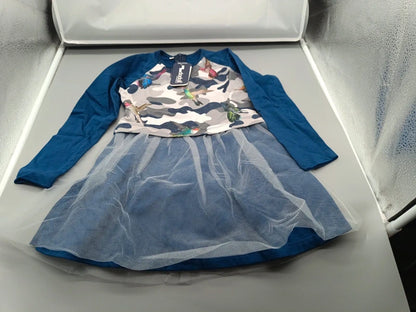Gesamtansicht des blauen MMDADAK Kleides mit fest verbundenem Oberteil und Tüllrock