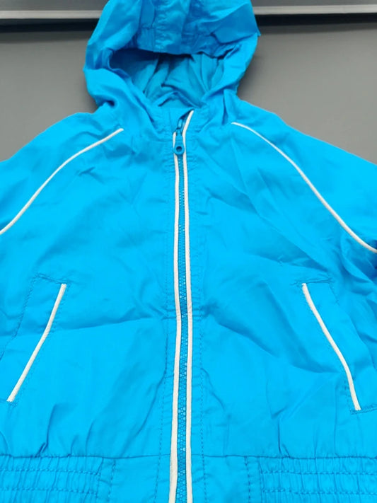 Detailansicht der türkisblauen Kinderjacke mit Reißverschluss und Taschen, Größe 74