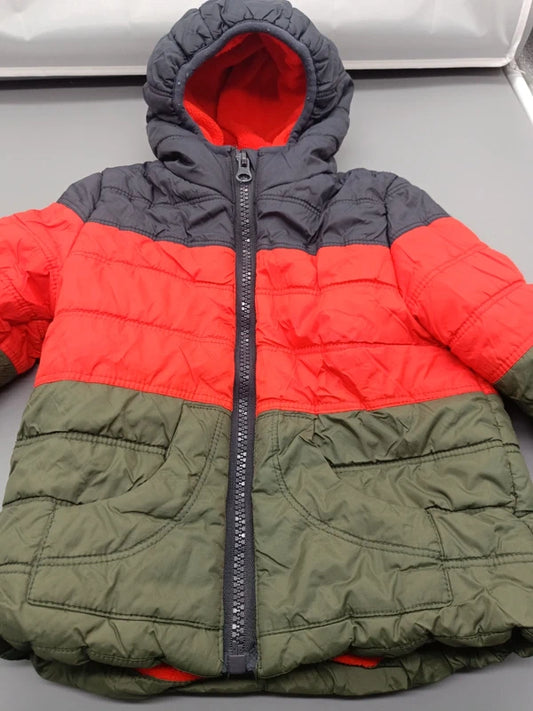 Detailansicht der gefütterten Kinder-Steppjacke mit Kapuze und Reißverschluss, Größe 74