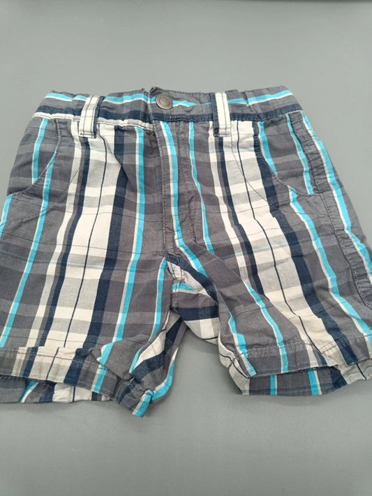 Detailansicht des grau-weiß-türkisen Streifenmusters der Shorts, Größe 74