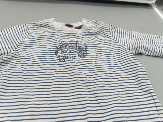 Maritimes Schrift- und Motivdetail auf dem gestreiften Kinder-Langarmshirt