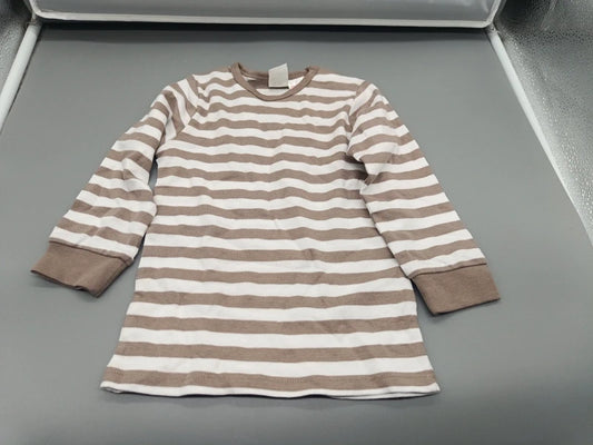 Detailansicht des taupe-weiß gestreiften Kinderkleids mit Bündchen
