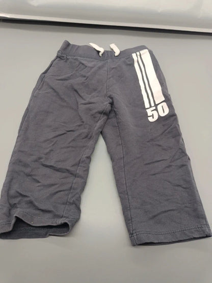 Dunkelgraue Baby Club Kinder-Jogginghose Größe 80 mit weißem 50-Aufdruck, Vorderseite