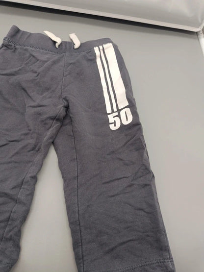 Detail des weißen Streifen- und 50-Aufdrucks am Hosenbein