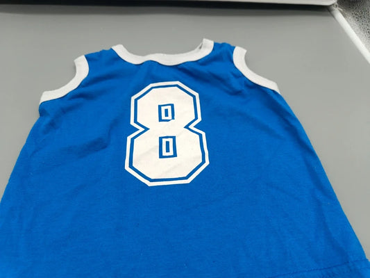 Detail der weißen Nummer 8 auf dem blauen ärmellosen Kinder-Shirt