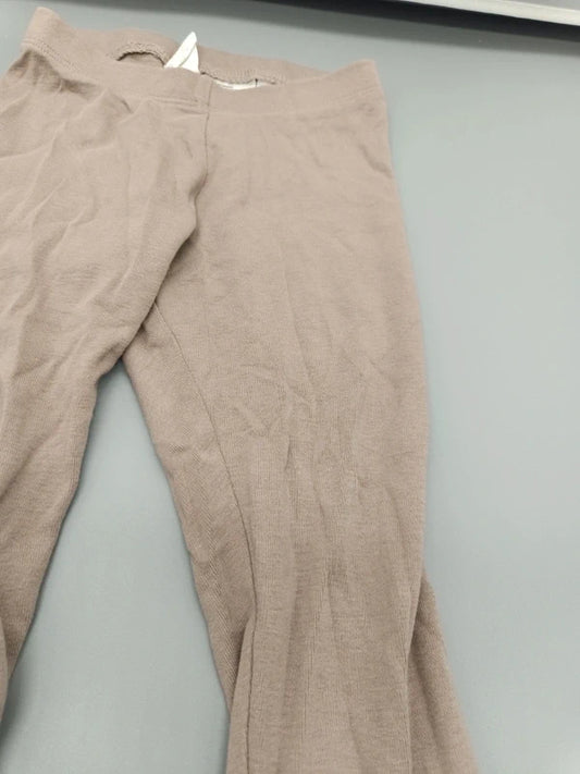 Detail des Stoffes und Bundes der taupefarbenen H&M Babyhose