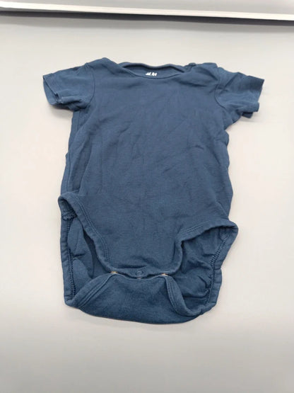 H&M dunkelblauer Baby-Kurzarmbody Größe 74, Vorderseite