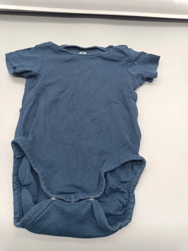 Rückseite des schlichten dunkelblauen H&M Babybodys Größe 74