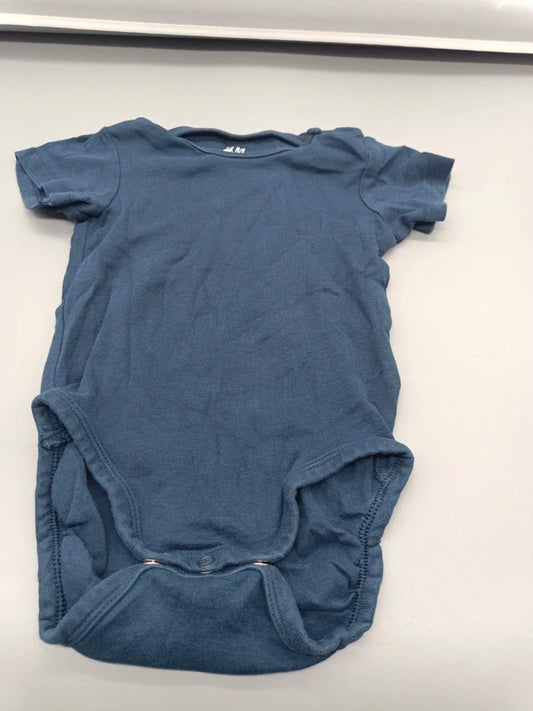 Rückseite des schlichten dunkelblauen H&M Babybodys Größe 74