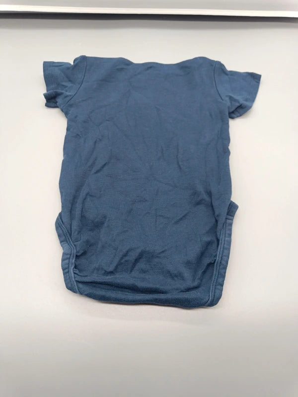 Weitere Vorderansicht des H&M Kurzarmbodys mit Druckknöpfen im Schritt