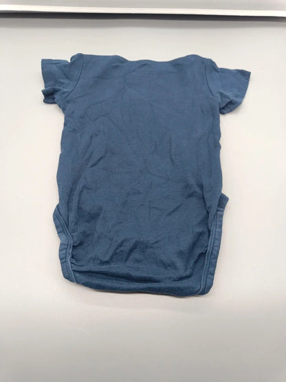 Weitere Vorderansicht des H&M Kurzarmbodys mit Druckknöpfen im Schritt