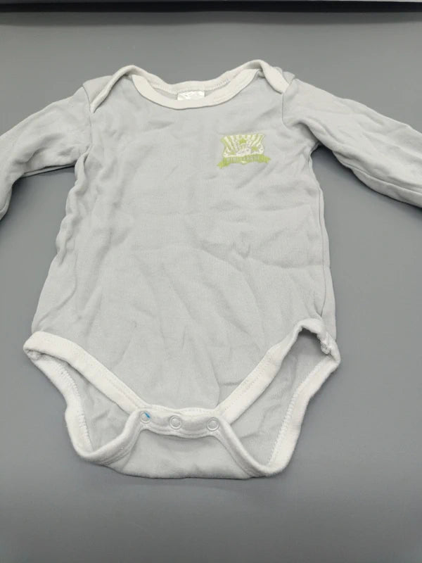 Hellgrauer Baby-Langarmbody Größe 74 mit weißen Abschlüssen und Druckknöpfen, Vorderseite