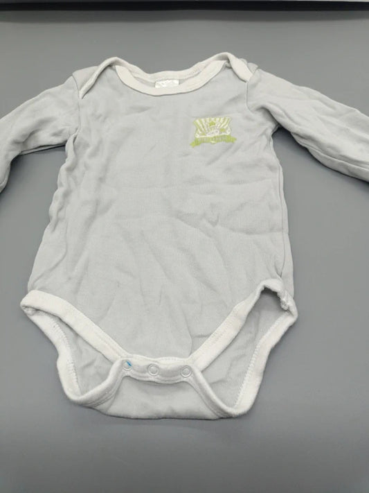 Hellgrauer Baby-Langarmbody Größe 74 mit weißen Abschlüssen und Druckknöpfen, Vorderseite