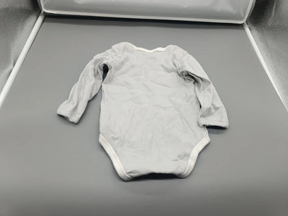 Rückseite des hellgrauen Baby-Langarmbodys Größe 74