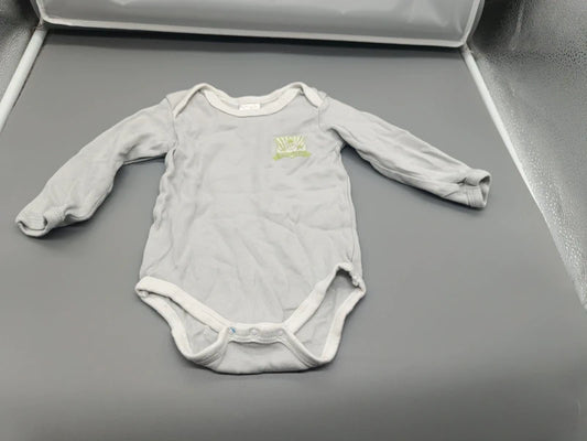 Gesamtansicht des hellgrauen Babybodys mit langen Ärmeln