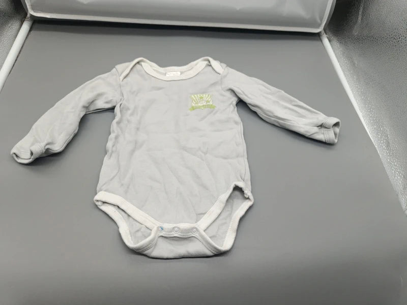 Gesamtansicht des hellgrauen Babybodys mit langen Ärmeln
