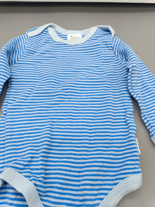 Detail des Streifenmusters und Schlupfausschnitts am Babydream Babybody