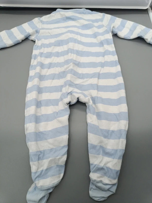 Rückseite des hellblau-weiß gestreiften Baby Club Stramplers