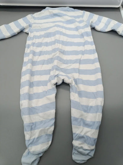 Rückseite des hellblau-weiß gestreiften Baby Club Stramplers