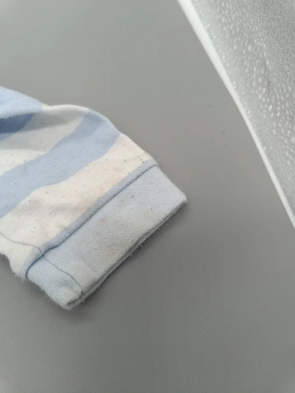 Detailaufnahme des Flecks an einem Ärmelbündchen