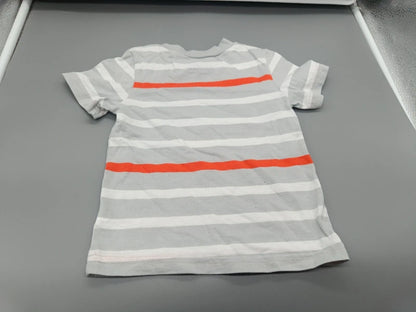Weitere Ansicht des Circo Baby-T-Shirts mit orangen Querstreifen