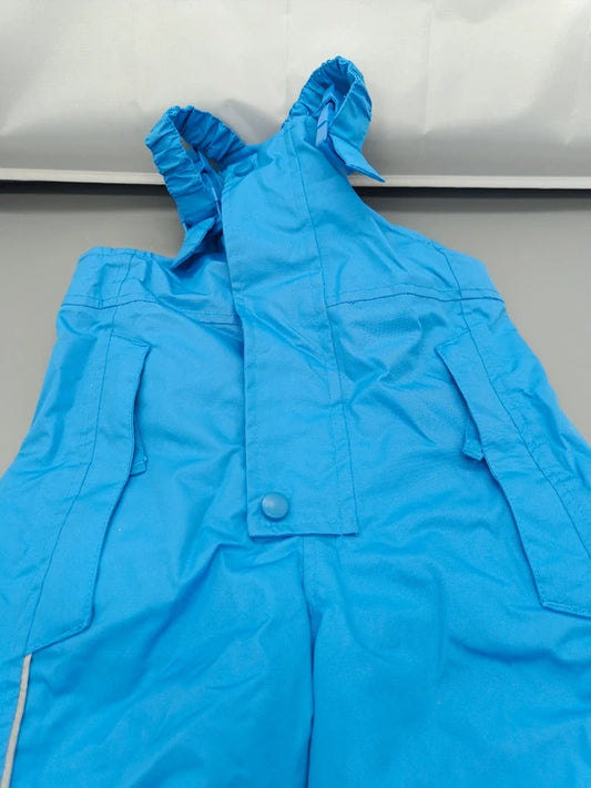 Detailansicht des leuchtend blauen Schneeoveralls mit Reißverschluss und Taschen, Größe 74
