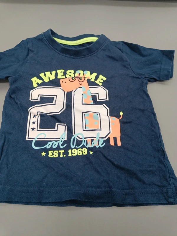 Marineblaues Little Rebel Baby-T-Shirt Größe 80 mit Giraffen- und Zahlenaufdruck, Vorderseite