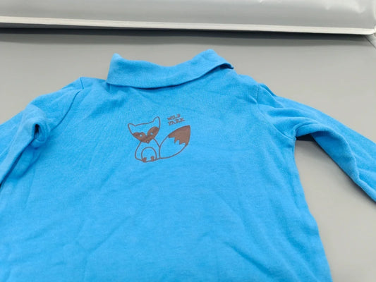 Detailansicht des Fuchs-Motivs auf dem blauen Baby-Langarmshirt