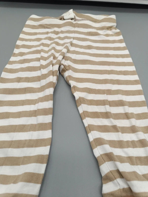 Detail des beige-weißen Streifenmusters und Bundes der H&M Babyhose