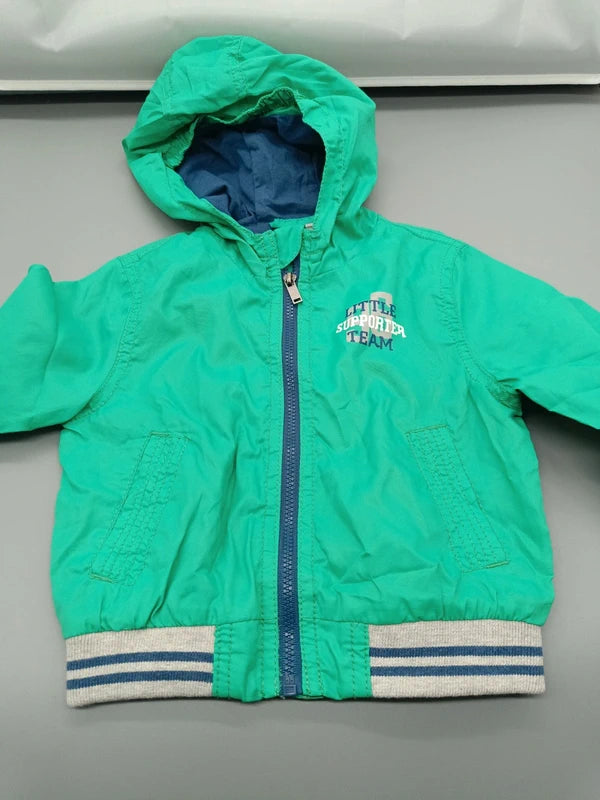Detail von Kapuze und dunkelblauem Reißverschluss der Impidimpi Regenjacke